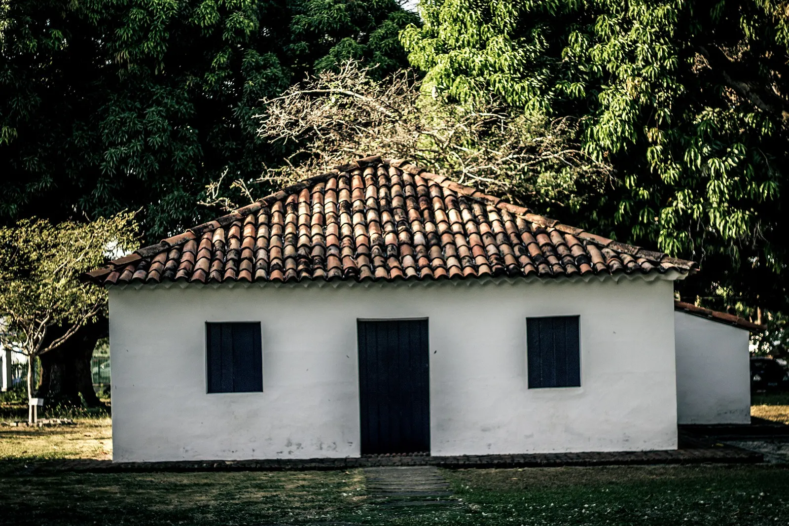 La casita blanca con tejado de teja donde nació José de Alencar, entre árboles