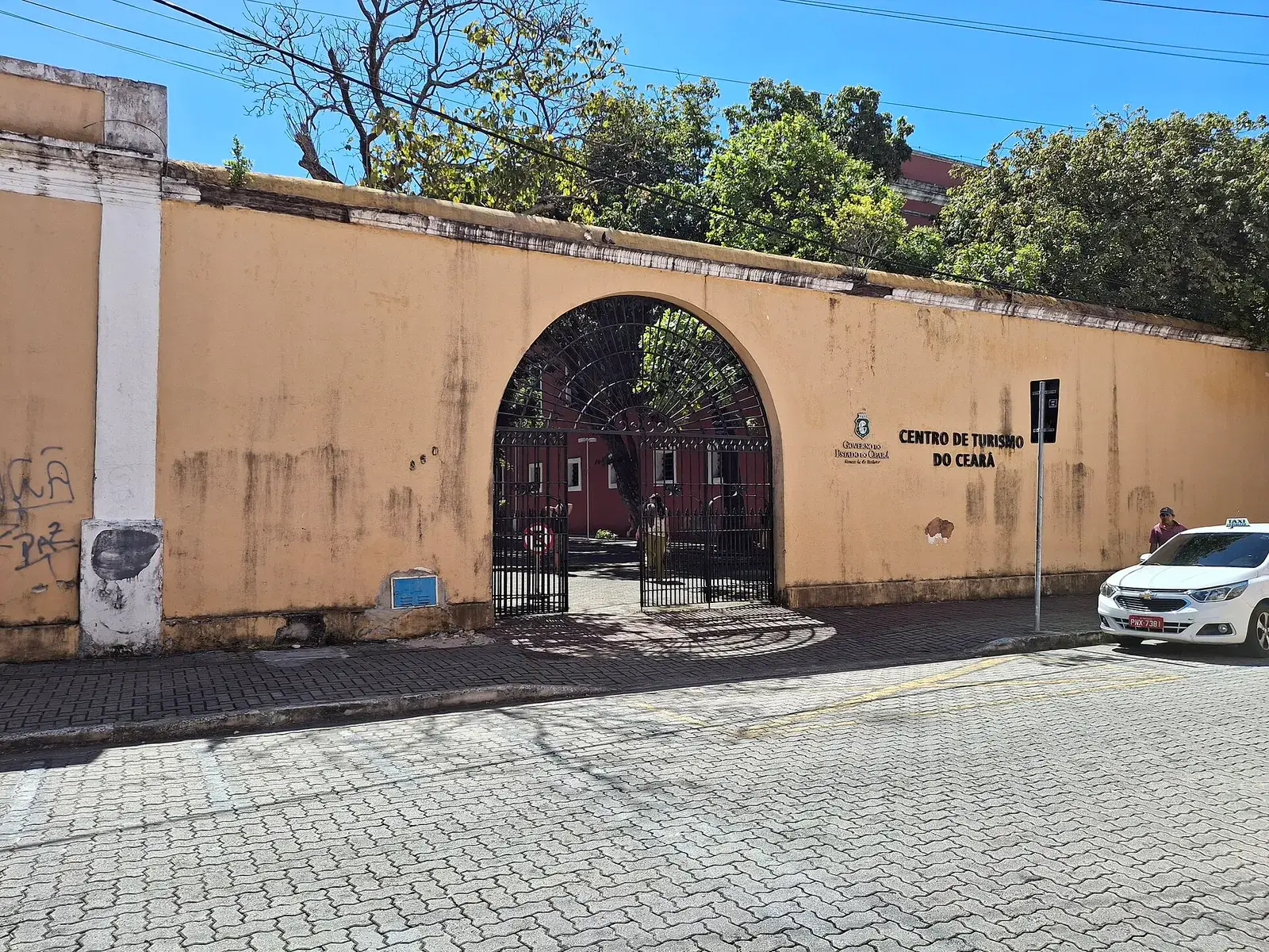 Den lange gule muren med buet port ved Centro de Turismo do Ceará