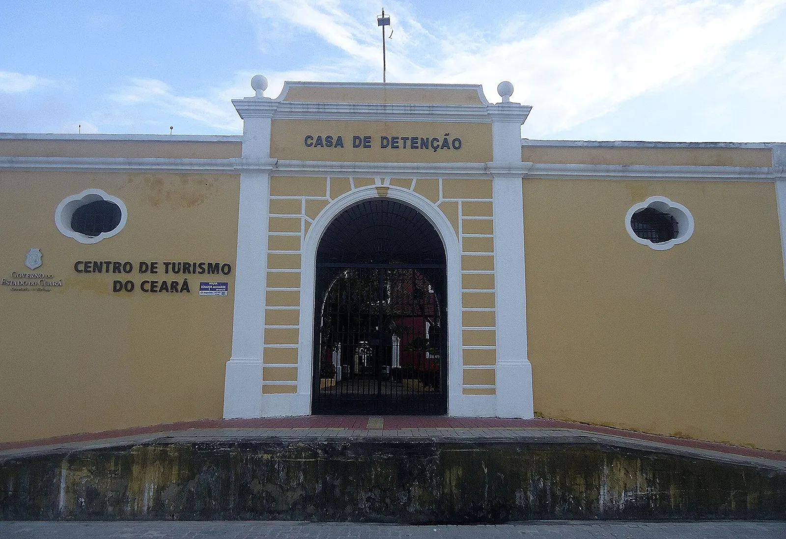 Das gelbe Tor des alten Gefängnisses mit der Aufschrift Casa de Detenção und dem Schild Centro de Turismo do Ceará