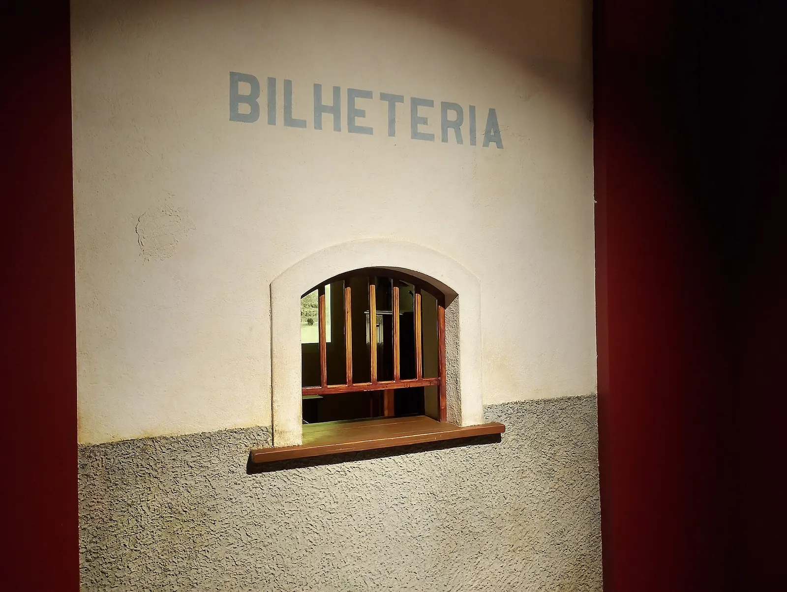 La antigua taquilla con la palabra Bilheteria en el museo ferroviario