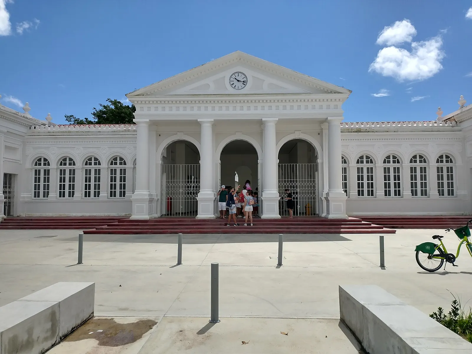 La fachada blanca con reloj de la antigua estación João Felipe, hoy Estação das Artes