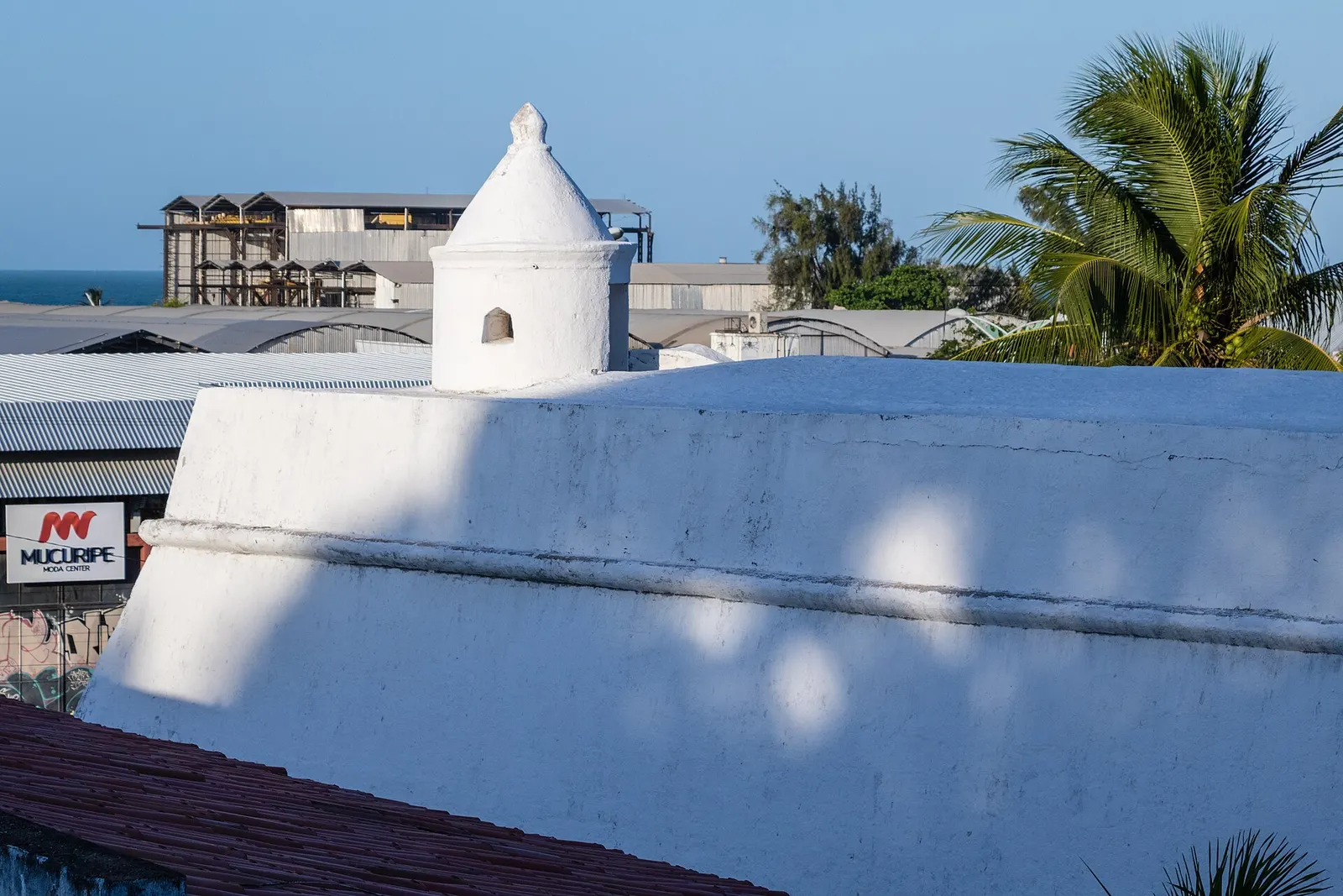 White walls and a small watchtower of the Nossa Senhora da Assunção fort