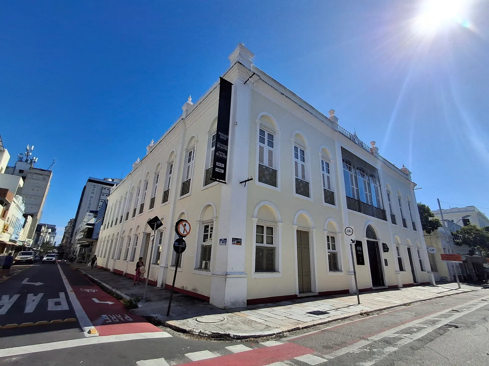 The white historic building of the Museu da Indústria on a downtown street corner