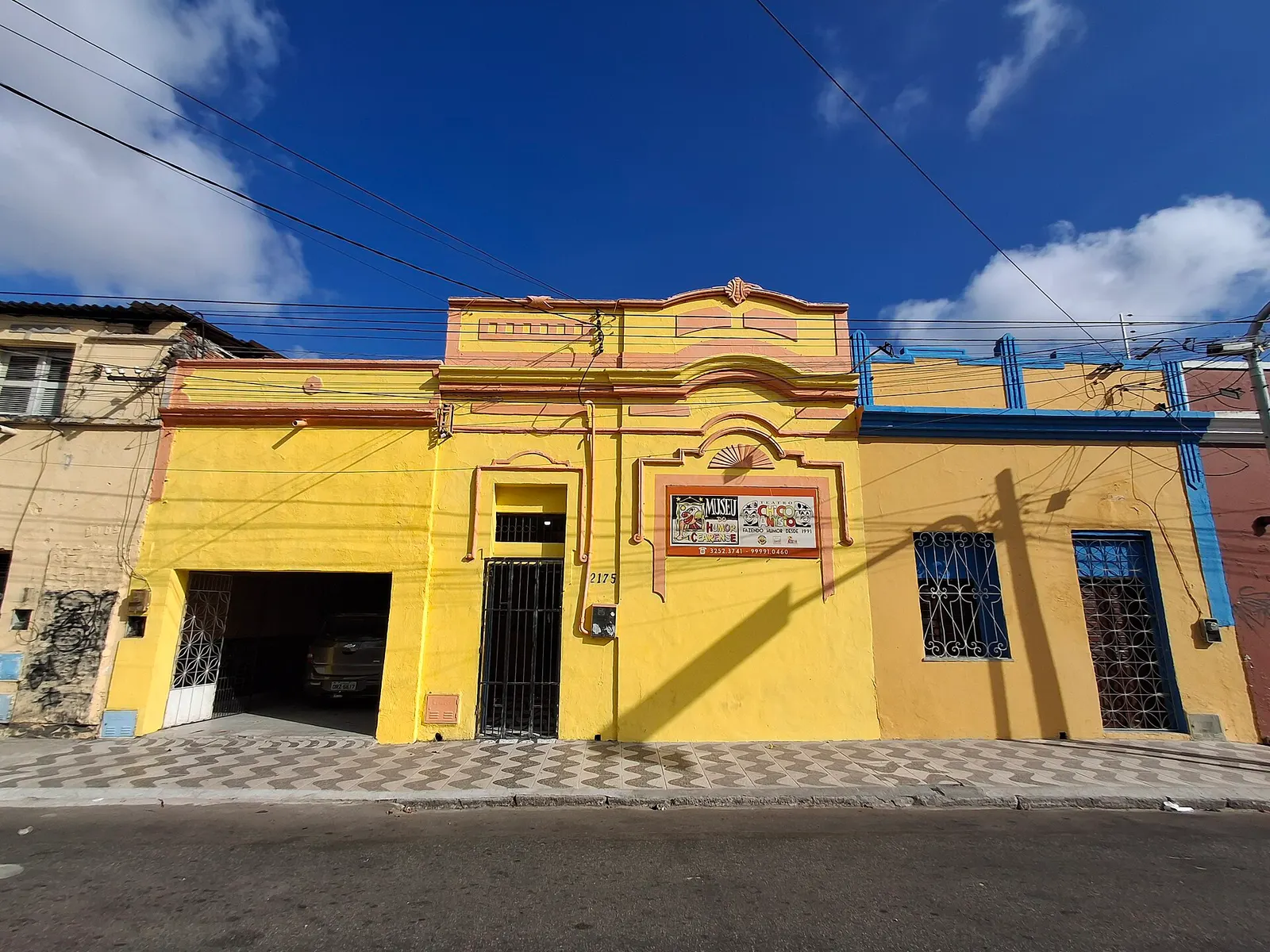 La facciata gialla del Museu do Humor Cearense sull’Avenida da Universidade
